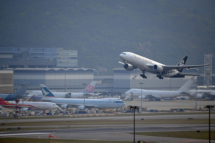 Air New Zealand Boeing 777-219 Take off